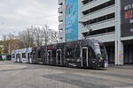 Be 6/8 Flexity 5011 mit der Werbung für Pferde Anlässe in Basel, auf der Linie 6, fährt am25.11.2024 zur Haltestelle Messeplatz.