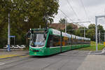 Be 6/8 Combino 320, auf der Linie 14, fährt am 05.10.2024 bei der Haltestelle St. Jakob ein. Aufnahme Basel.