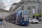 Be 6/8 Flexity 5040  Federer Express , auf der Linie 3, fährt am 25.11.2024 den Steinenberg hinunter zur Haltestelle Barfüsserplatz.