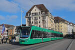 Be 6/8 Combino 312, auf der wegen einer Baustelle umgeleiteten Linie 2, überquert am 04.11.2024 die Mittlere Rheinbrücke. Aufnahme Basel.