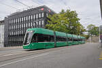 Be 6/8 Flexity 5020, auf der Linie 6, fährt am 26.08.2024 zur Haltestelle Heuwaage. Aufnahme Basel.