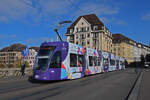 Be 6/8 Flexity 5028 mit der Werbung für die Fussball EM der Frauen 2025 in der Schweiz, auf der Linie 8, überquert am 04.11.2024 die Mittlere Rheinbrücke. Aufnahme Basel.