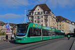 Be 6/8 Combino 327, auf der Linie 14, überquert am 04.11.2024 die Mittlere Rheinbrücke. Aufnahme Basel.