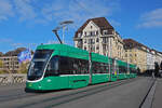 Be 6/8 Flexity 5039, auf der Linie 14, überquert am 04.11.2024 die Mittlere Rheinbrücke.