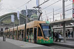 Be 6/8 Flexity 5030 mit einer Eigenwerbung für nachhaltigen und Klimaneutralen Öffentlichen Verkehr, auf der Linie 1, wartet am 18.11.2024 an der Endstation am Bahnhof SBB.