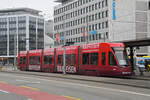 Be 4/6 Flexity 6011 mit der Werbung für die Raiffeisen Bank, auf der Linie 15, wendet wegen einer Baustelle bereits am Aeschenplatz.