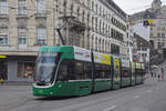 Be 6/8 Flexity 5017, auf der Linie 3, fährt am 25.11.2024 den Steinenberg hoch zur Haltestelle Bankverein.