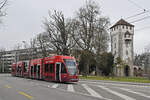 Be 4/6 Flexity 6011 mit der Werbung für die Raiffeisenbank, auf der Linie 3, fährt am 03.02.2025 zur Haltestelle St.