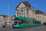 Be 6/8 Flexity 5044, auf der Linie 8, überquert am 04.11.2024 die Mittlere Rheinbrücke.