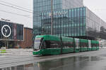 Be 6/8 Flexity 5036, auf der Linie 2, fährt am 10.02.2025 zur Haltestelle Messeplatz. Aufnahme Basel.