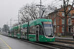 Be 6/8 Flexity 5027, auf der Linie 6, fährt am 10.02.2025 bei der Haltestelle Habermatten ein. Aufnahme Riehen.