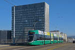 Be 6/8 Flexity 5007, auf der Linie 1, überquert am 27.12.2024 die Dreirosenbrücke.