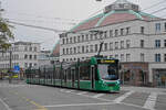 Be 6/8 Combino 319, auf der Linie 1, fährt am 04.11.2024 zur Endstation am Bahnhof SBB. Aufnahme Basel.