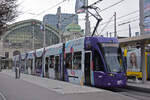 Be 6/8 Flexity 5028 mit der Werbung für die Fussball EM der Frauen 2025 in der Schweiz, auf der Linie 1, wartet am 18.02.2025 an der Endstation am Bahnhof SBB.