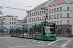 Be 6/8 Combino 308, auf der Linie 2, fährt am 04.11.2024 zur Haltestelle am Bahnhof SBB. Aufnahme Basel.