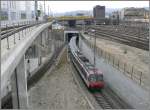 Beim Peter Merian Haus in Basel SBB treffen sich Eisenbahn und Strassenbahn auf verschiedenen ebenen. (08.04.2008)