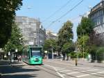 Combino auf der Linie 8 in Richtung Neuweilerstrae - nahe der Station  Kaserne .