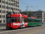 Dreiwagenzug mit dem Be 4/4 495, und der Vollwerbung fr das St. Jakob Shoppingcenter, an der Spitze berquert die Dreirosenbrcke Richtung Haltestelle Novartis Campus. Die Aufnahme stammt vom 28.04.2012.