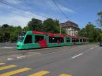 Combino mit der Betriebsnummer 310 wartet vor dem Lichtsignal beim Bahnhof SBB.