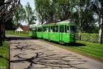 BVB Be 4/4 451 + B 1435 auf dem Bruderholz (9. Mai 2001). Im Jahr 2001 endete der Einsatz der Standardwagen von 1950/51 (Nr. 423 - 452). Damit hat es der 451 immerhin auf fnfzig Dienstjahre gebracht.