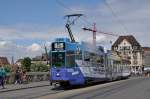 Be 4/6 S 662 mit der Werbung für die Basler Personenschifffahrt überquert die Mittlere Rheinbrücke.