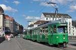 Doppeltraktion mit den Be 4/6 639 und 644 auf der Linie 8 überqueren die Mittlere Rheinbrücke.