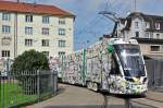 Um das Fahrzeug im Depot auf das Gleis 13 zu stellen ist eine kleine Fahrt um ein Wohnhaus nötig. Das sind die ersten Meter, die das neue Fahrzeug außerhalb des Depots gefahren ist. Die Aufnahme stammt vom 04.09.2014.