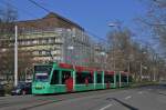 Be 6/8 Combino 304 auf der Linie 8 fährt zur Haltestelle am Bahnhof SBB. Die Aufnahme stammt vom 12.02.2015.