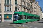 Be 4/6 Flexity 5004 auf der Linie 8 fährt zur Haltestelle Markthalle.