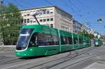 Be 6/8 Flexity 5003 auf der Linie 1 fährt bei der Haltestelle Dreirosenbrücke ein. Die Aufnahme stammt vom 15.07.2015.