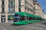 Be 6/8 Flexity 5001 auf der Linie 1 fährt zur Haltestelle Markthalle.