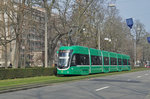 Be 6/8 Flexity 5017, auf der Linie 8, fährt zur Haltestelle am Bahnhof SBB. Die Aufnahme stammt vom 11.03.2016.