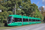 Be 6/8 Flexity 5006, auf der Linie 8, fährt zur Haltestelle am Bahnhof SBB. Die Aufnahme stammt vom 03.10.2016.