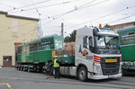 Am 20.10.2016 wurden in der Hauptwerkstatt drei weitere Anhänger für die Reise nach Belgrad auf Lastwagen verladen. Auf dem Hof werden die letzten Vorbereitungen für die Reise gemacht. Auf diesem Lastwagen steht der B 1455.