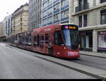 tpg - Tram Be 6/10 1810 unterwegs in der Stadt Genf am 16.04.2023