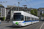 Be 5/6 Cobra 3064 der Glattalbahn, auf der Linie 10, überquert am 12.04.2024 die Bahnhofbrücke.