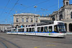 Be 5/6 Cobra 3065 der Glattal Bahn, auf der Linie 10, fährt am 12.04.2024 zur Haltestelle beim Bahnhofplatz Zürich.