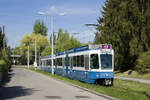 Am 13. April 2017 ist Be 4/6 2076  Tram 2000  gemeinsam mit Be 4/6 2310  Blinde Kuh  als Linie 17 in Richtung Bahnhofplatz/HB bei Hardhof unterwegs.