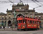 VBZ: Weihnachtstram  Märlitram  unterwegs am 23. Dezember 2017 in Zürich. Im Hintergrund sieht man den Hauptbahnhof Zürich und das  Alfred Escher-Denkmal .