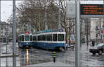 Regenwetter in Zürich -

Zwei Tram 2000 der Linie 2 und 4 an der Umsteigehaltestelle Bellevue.

14.03.2019 (M)