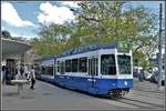 Tram 2000 Sänfte Be 4-8 2121 am Bellevue in Zürich.