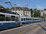 Der Wagen Be 4/6 2047 mit seinem geführten Wagen 2307 überquert am 20.07.2019 in Zürich die Wagen 2042+2311.