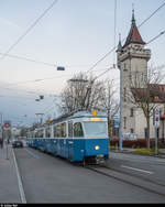 Aufgrund einer chaotisch verlaufenen und deshalb um mehrere Jahre verzögerten Trambeschaffung herrscht bei den VBZ derzeit akuter Fahrzeugmangel.