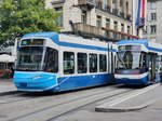 Zwei Cobra-Straßenbahnen auf der Linie 11 am Paradeplatz in Zürich. Zug 3060 ganz vorbildlich mit Maske, 19.06.2020.