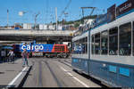Der Güterzug in der Stadt am 4. September 2020.<br>
Montag bis Freitag fährt SBB Cargo dreimal täglich zum Swissmill-Getreidesilo in der Stadt Zürich. Die Trams der VBZ, aber auch Fussgänger und Velofahrer müssen warten, während der Güterzug im Schritttempo den Escher-Wyss-Platz quert.