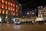 Farbiger Paradeplatz in der Vorweihnachtszeit. Tram Nr. 13 zum Albisgüetli fährt im nächsten Augenblick ab. Zürich, 15.12.2023