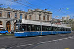 Be 6/8 Flexity 4029, auf der Linie 13, fährt am 12.04.2024 zur Haltestelle beim Bahnhofplatz in Zürich.