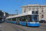 Be 6/8 Flexity 4021, auf der Linie 13, fährt am 12.04.2024 zur Haltestelle beim Bahnhof Zürich.