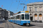 Doppeltraktion, mit dem Be 4/6 2098 und dem Be 2/4 2404, auf der Linie 13, fährt am 22.08.2024 zur Haltestelle beim Bahnhof Zürich.