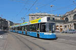 Be 6/8 Flexity 4030, auf der Linie 13, fährt am 22.08.2024 zur Haltestelle beim Bahnhof Zürich.